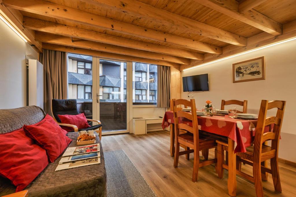 ein Wohnzimmer mit einem Tisch und einem Esszimmer in der Unterkunft Résidence Grand Roc - Campanules 122 - Happy Rentals in Chamonix-Mont-Blanc