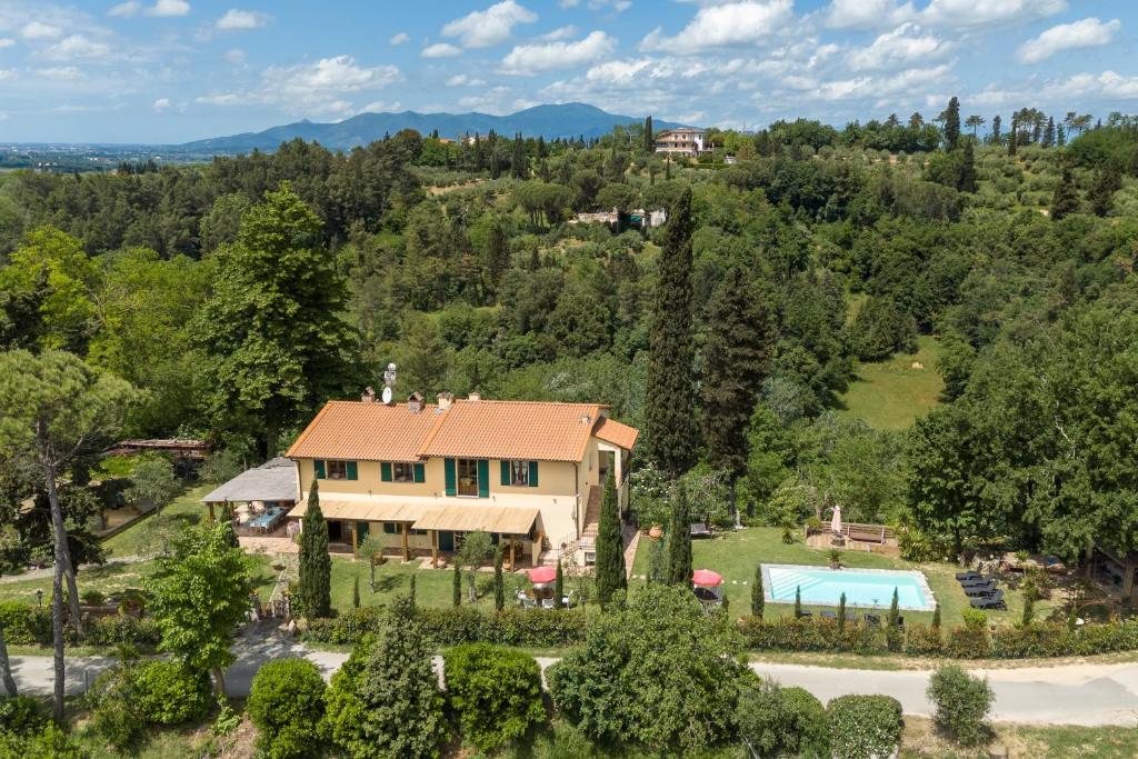 een luchtzicht op een huis met een zwembad bij Holiday house CuordiNatura in Montopoli in Val dʼArno