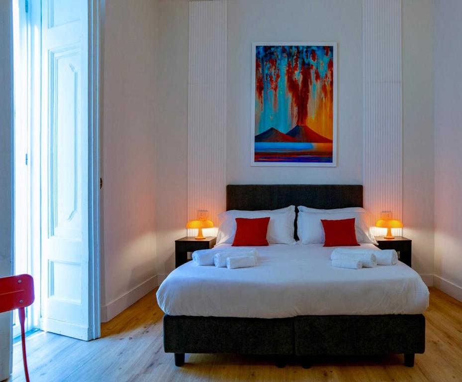 ナポリにあるRolando Domusのベッドルーム1室(大型ベッド1台、赤い枕付)