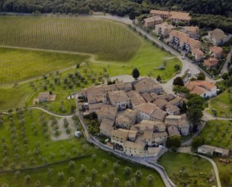 an aerial view of a house with a road at La finestra sul Luca in San Gusmè