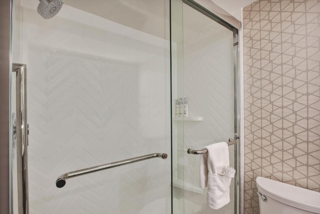 Holiday Inn Va Beach-Oceanside 21st St, an IHG Hotel - King Suite