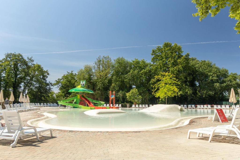 Bazén v ubytování hu I Pini village nebo v jeho okolí