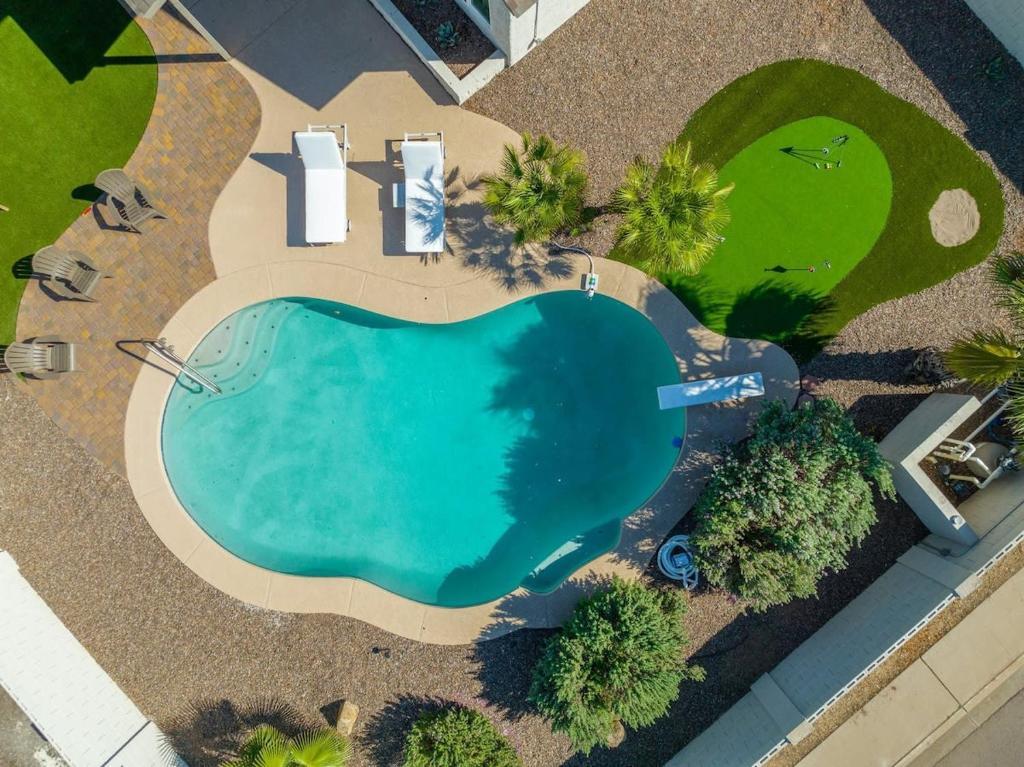 una vista aérea de una piscina con árboles y arbustos en 5 BDRM Heated Pool Game Tables Central Location en Chandler