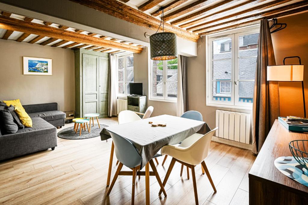 a kitchen and living room with a table and chairs at Cosy loft - plein centre d'Honfleur in Honfleur