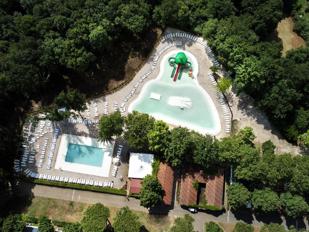 uma vista aérea de uma casa com piscina em hu I Pini village em Fiano Romano