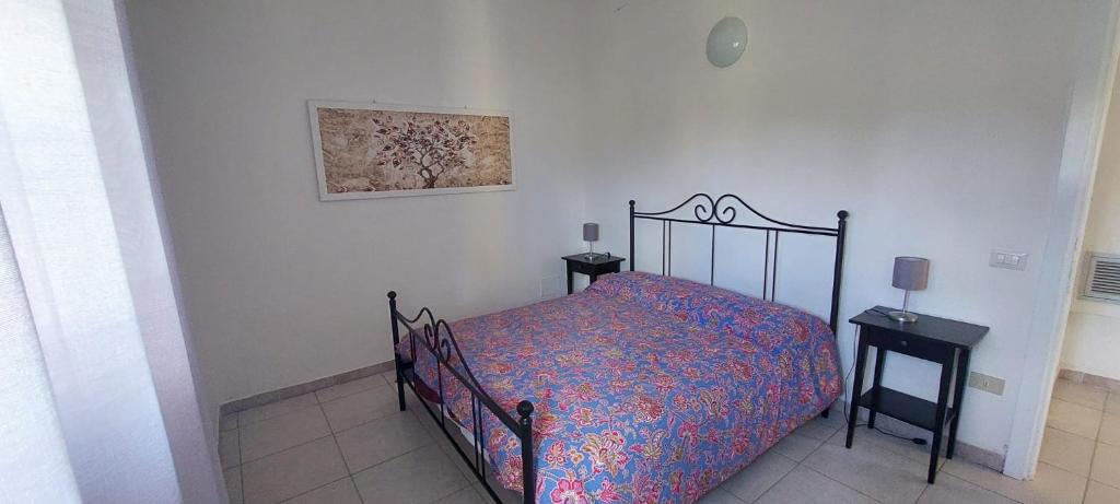 una camera da letto con un letto e due comodini di Frantoio Pistelli a Terni