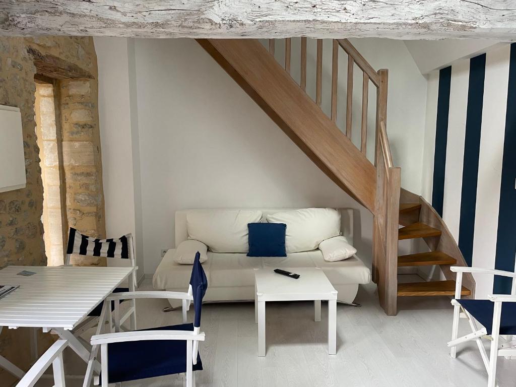 Un lugar para sentarse en Deauville Duplex 1er étage dans résidence centre Bayeux jardin aménagé commun proche des plages du débarquement- parking gratuit à proximité