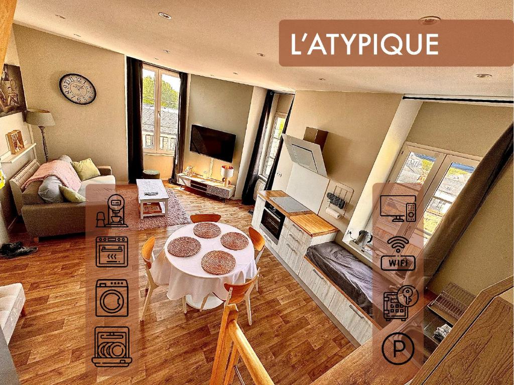 uma grande sala de estar com uma mesa e uma sala de estar em Duplex - Place de parking privé em Orléans