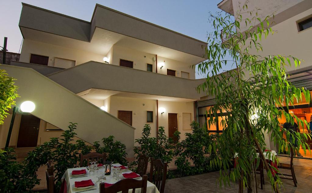 a house with a table and chairs in a courtyard at La Tana del Lupo in Monteiasi