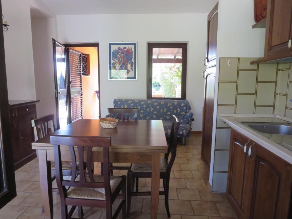 A kitchen or kitchenette at Villetta Sunrise 35