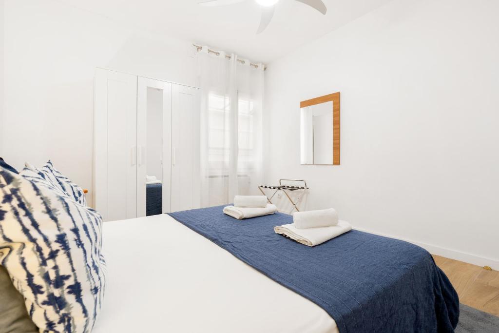 Posteľ alebo postele v izbe v ubytovaní Barcelona coast apartment - only 5 minutes to the beach