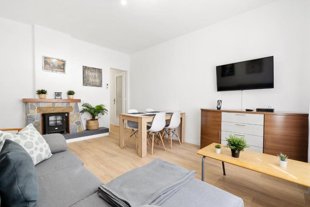 Televízia a/alebo spoločenská miestnosť v ubytovaní Barcelona coast apartment - only 5 minutes to the beach