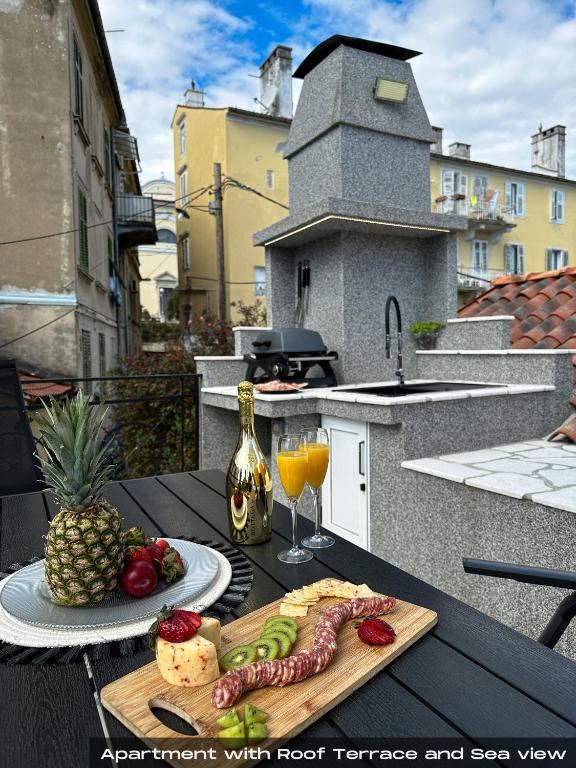 stół z talerzem jedzenia i kieliszkiem wina w obiekcie Villa Volos , free private parking w mieście Opatija