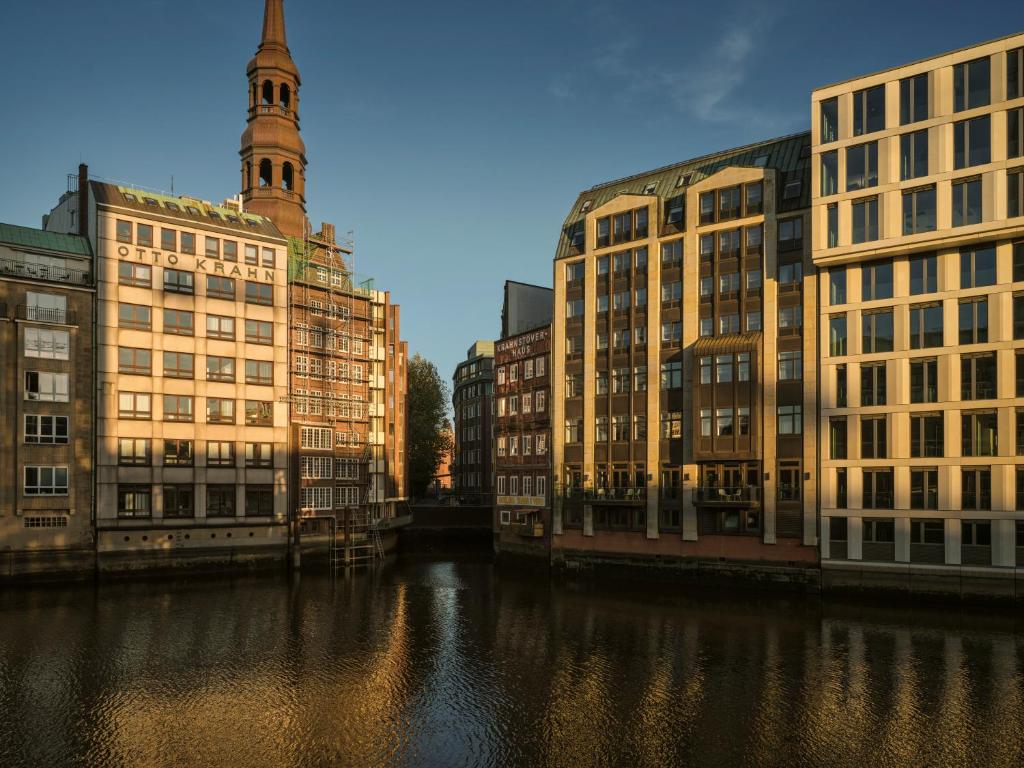 ハンブルクにあるThe Nikolai Hamburg - Leonardo Limited Editionの川の横の建物群