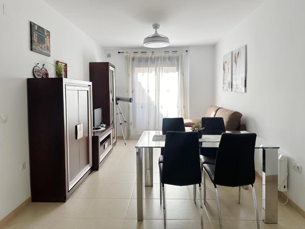 ein Wohnzimmer mit einem Esstisch und Stühlen in der Unterkunft Sueños de Monachil in Monachil