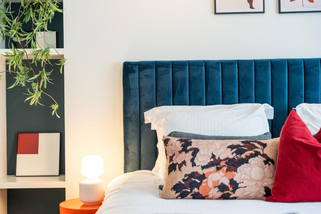 Uma cama ou camas num quarto em Fall Eighteen by Romy&Travis