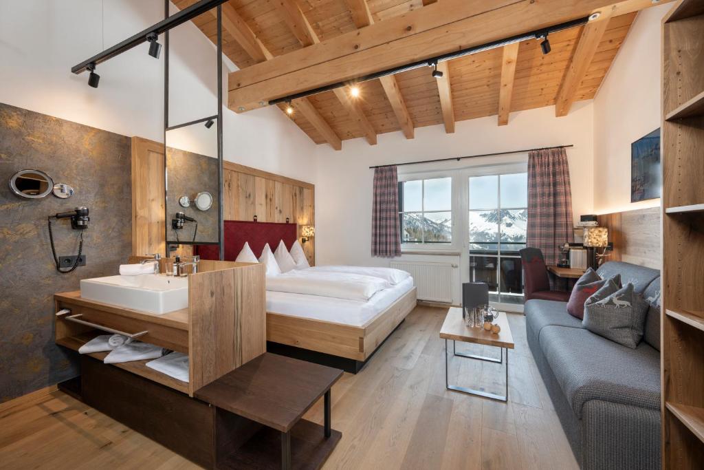 Postel nebo postele na pokoji v ubytování Hotel Almschlössl & Schrotteralm