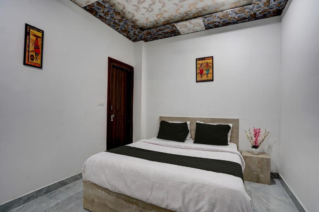 Cama ou camas em um quarto em OYO 8197 SHREE MAHAJAN HOTEL