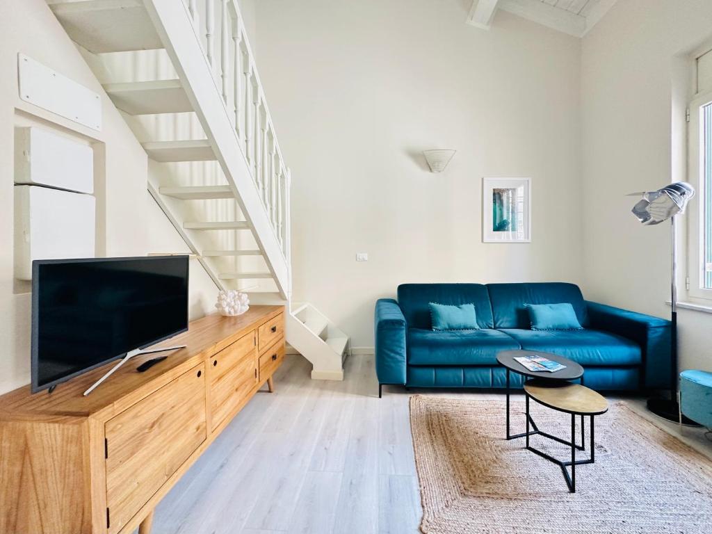 Televízia a/alebo spoločenská miestnosť v ubytovaní Le duplex - 2 pièces centre Cannes