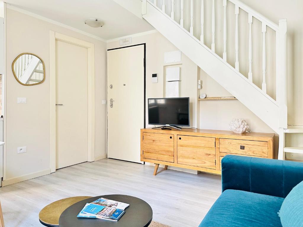 Televízia a/alebo spoločenská miestnosť v ubytovaní Le duplex - 2 pièces centre Cannes