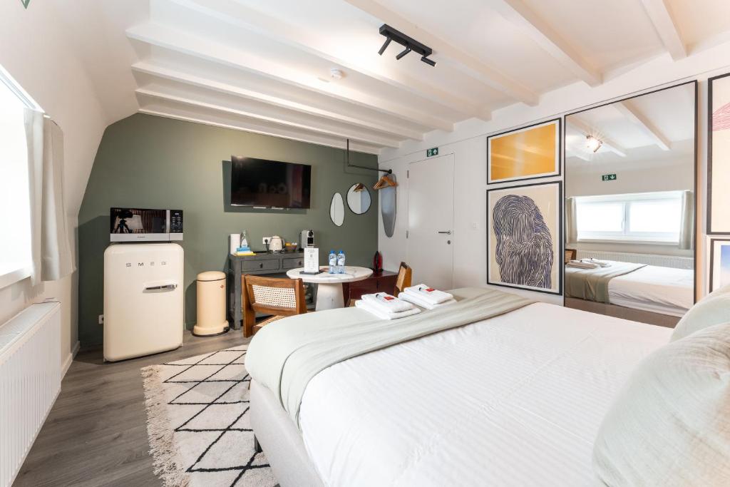 Uma cama ou camas num quarto em Fall Eighteen by Romy&Travis