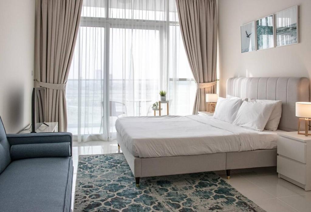 Ένα ή περισσότερα κρεβάτια σε δωμάτιο στο AWS Homes - Modern Living in Top Location