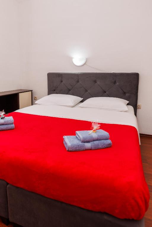 Postel nebo postele na pokoji v ubytování Apartments Stašić Katarina