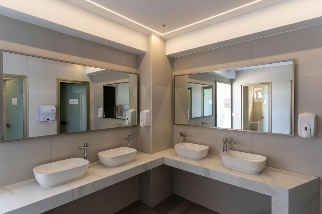 Bagno di Plaka Beach Resort