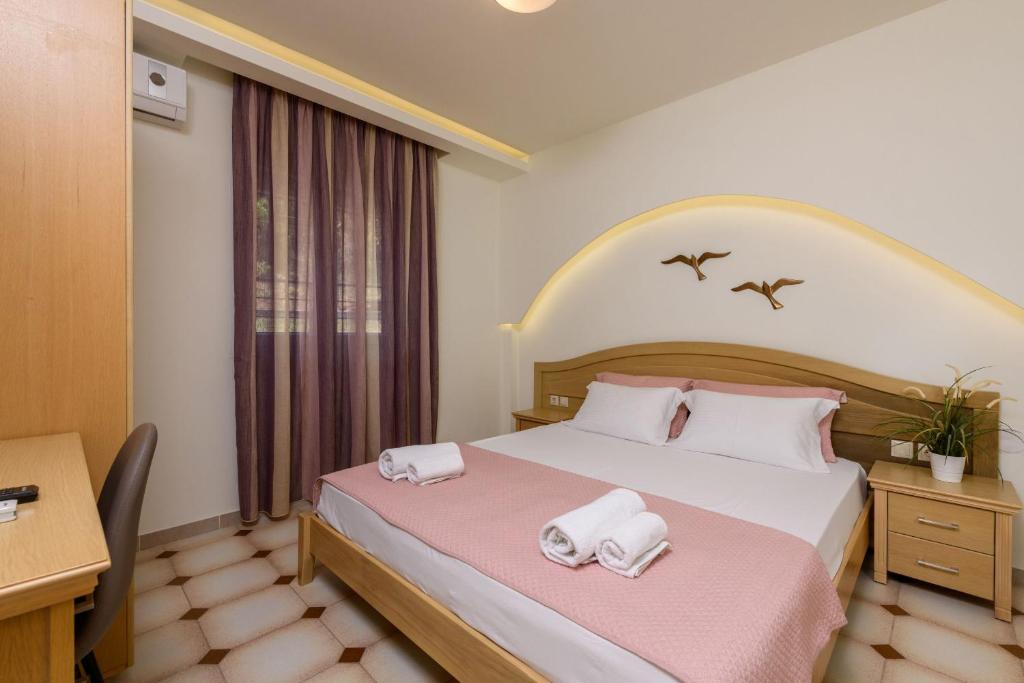 Кровать или кровати в номере Villa Roula