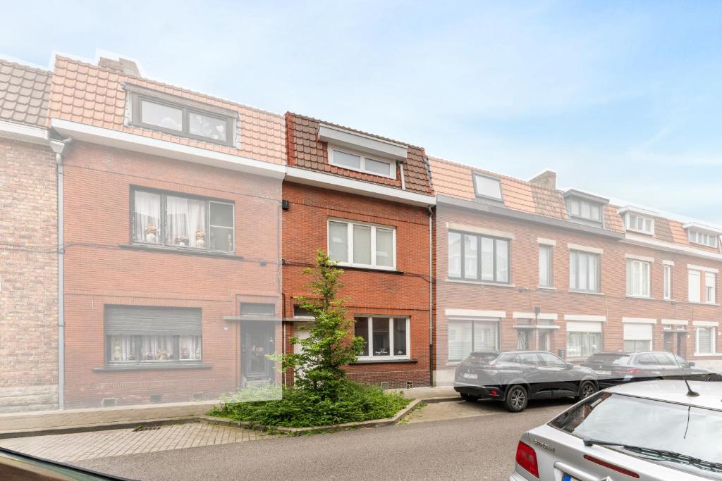 um edifício de apartamentos com carros estacionados num parque de estacionamento em Fall Eighteen by Romy&Travis em Bruges