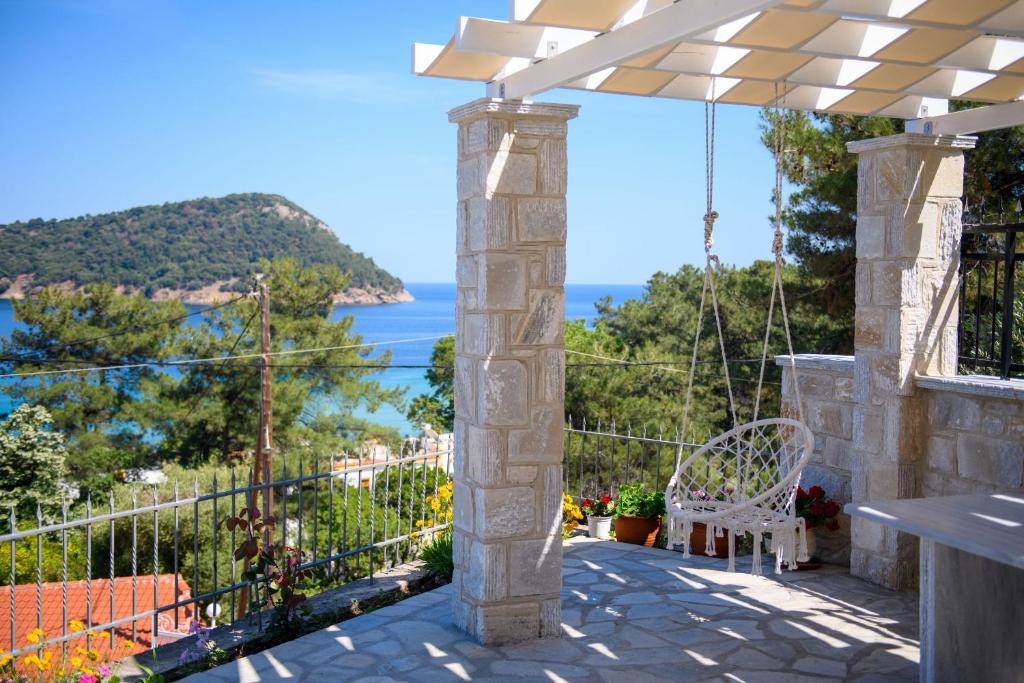 balcón con vistas al océano en Villa Roula, en Koinira