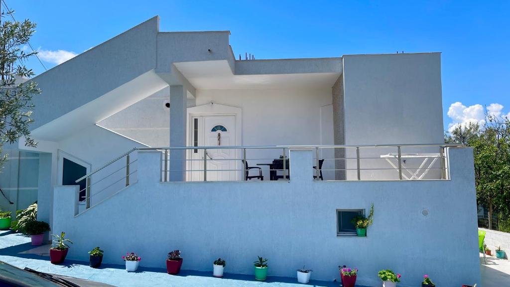 Un balcon sau o terasă la Guesthouse Shehu Ksamil