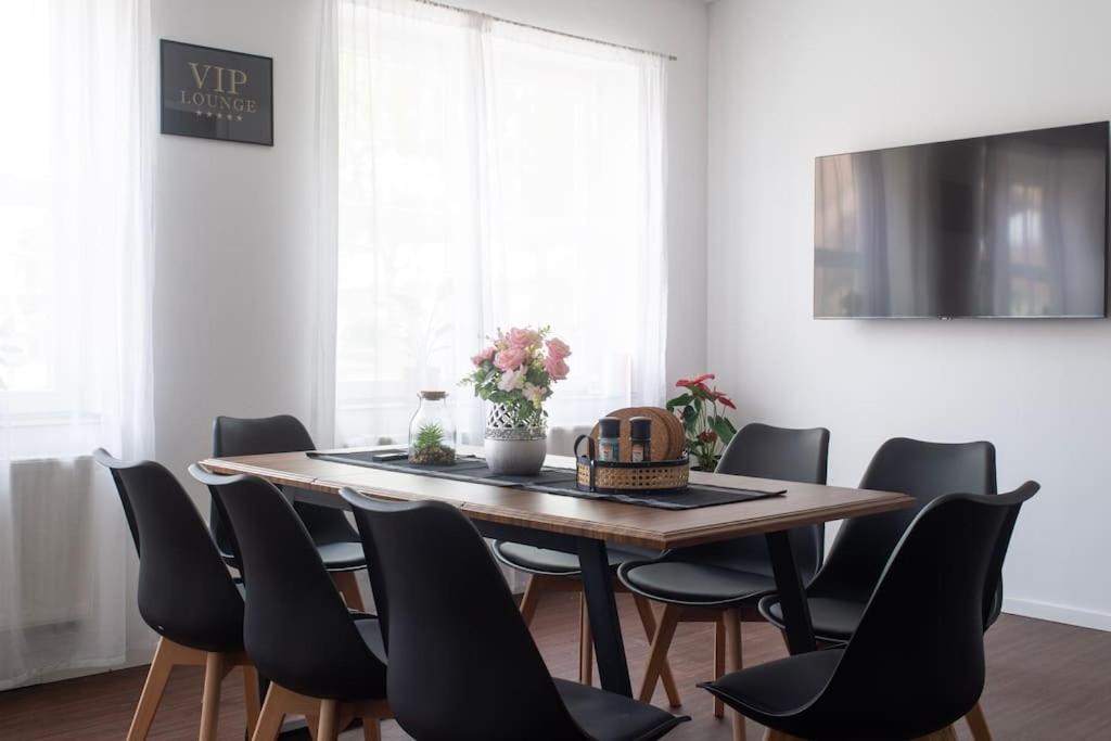 Μια τηλεόραση ή/και κέντρο ψυχαγωγίας στο Stay & Work Apartment Gronau