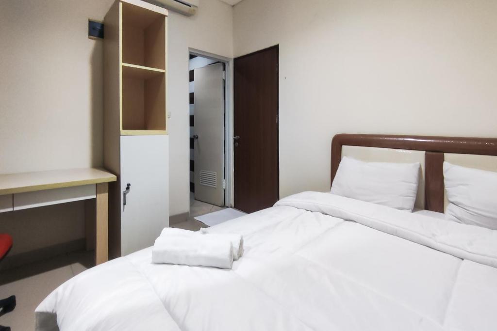 Postel nebo postele na pokoji v ubytování RedDoorz Plus Near ICE BSD Minerva