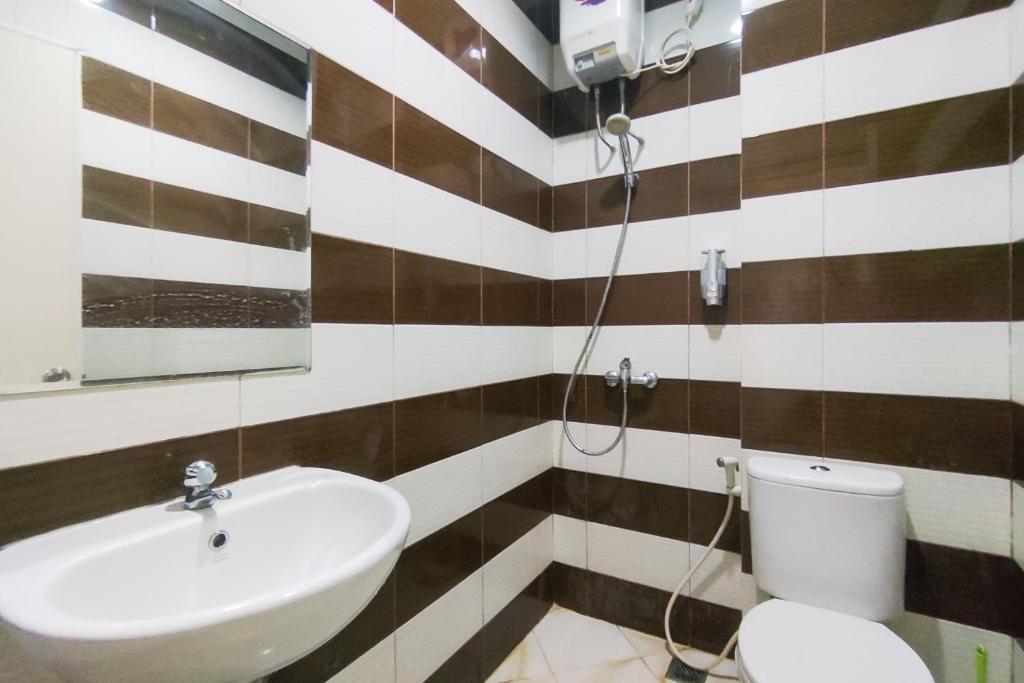Koupelna v ubytování RedDoorz Plus Near ICE BSD Minerva