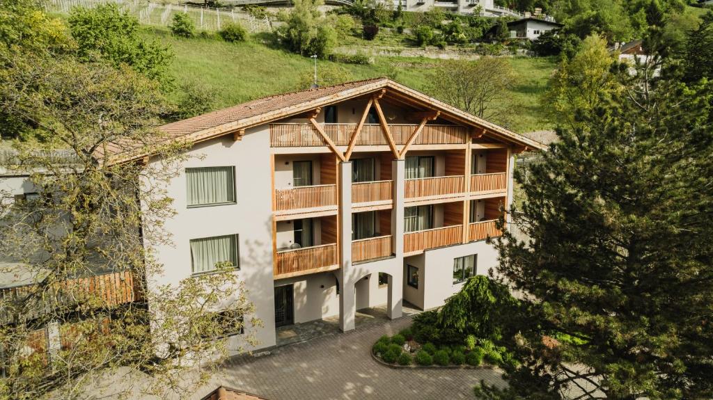eine Luftansicht eines Gebäudes mit Dach in der Unterkunft TANOVINUM APARTMENTS Neue moderne Apartments in der Nähe von Klausen Freibad Südtirol Card inklusive in Villanders