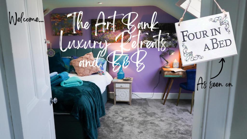 Zimmer mit einem Bett mit einer lila Wand in der Unterkunft The Art Bank in Dalbeattie