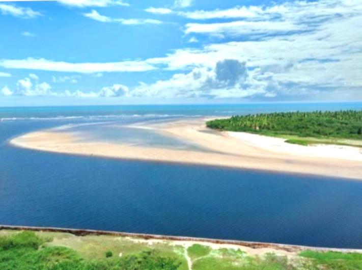 un'isola in mezzo a un corpo d'acqua di BUGAN PAIVA RECIFE a Recife