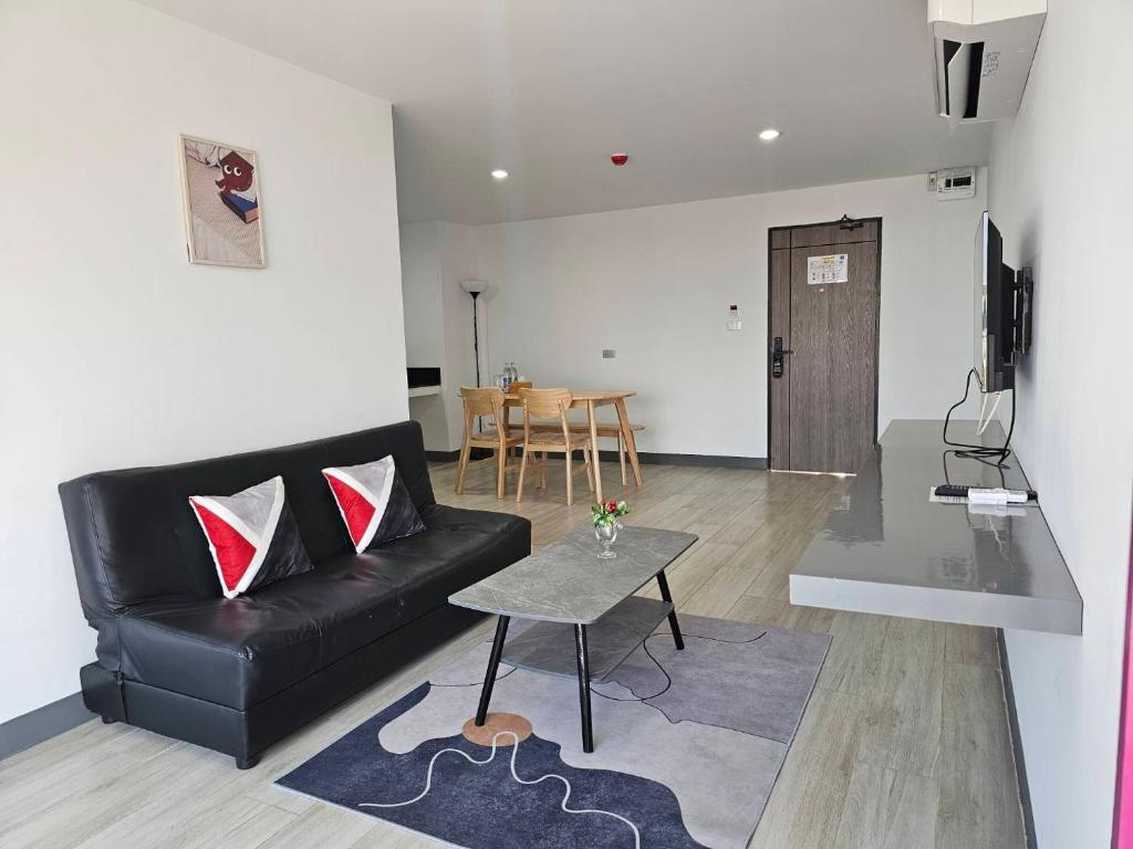 TV a/nebo společenská místnost v ubytování โรงแรมแอเรียเพลส สาทร (AREA Place)