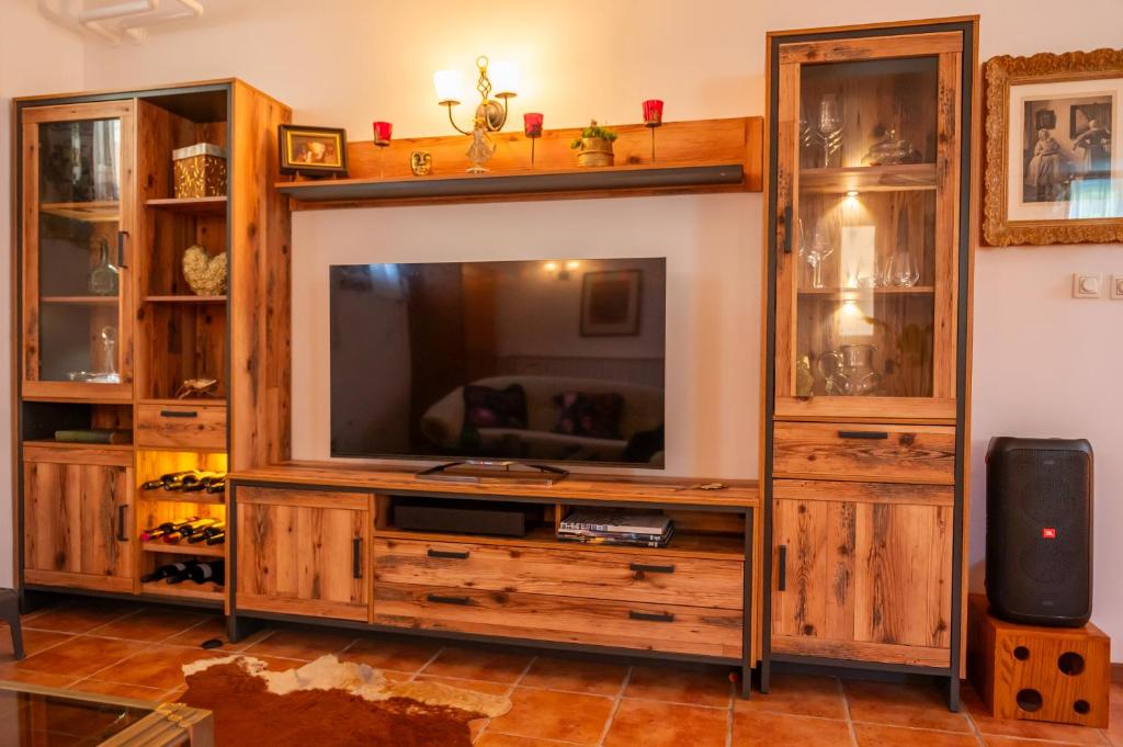 Televízia a/alebo spoločenská miestnosť v ubytovaní Relax apartma Peter