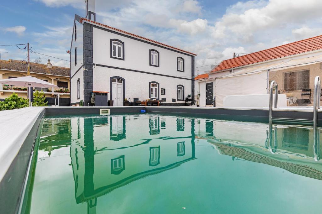 uma piscina em frente a uma casa em Casa de Santo António 