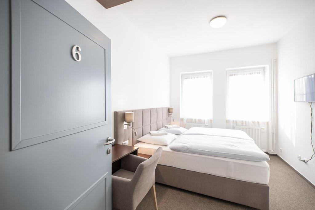 捷克布傑約維采的住宿－烏布達瓦魯酒店，一间卧室设有两张床和窗户。