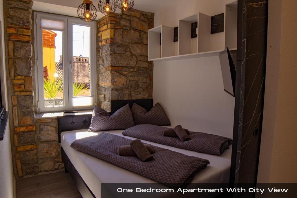 dwa łóżka w pokoju z oknem w obiekcie Villa Volos , free private parking w mieście Opatija