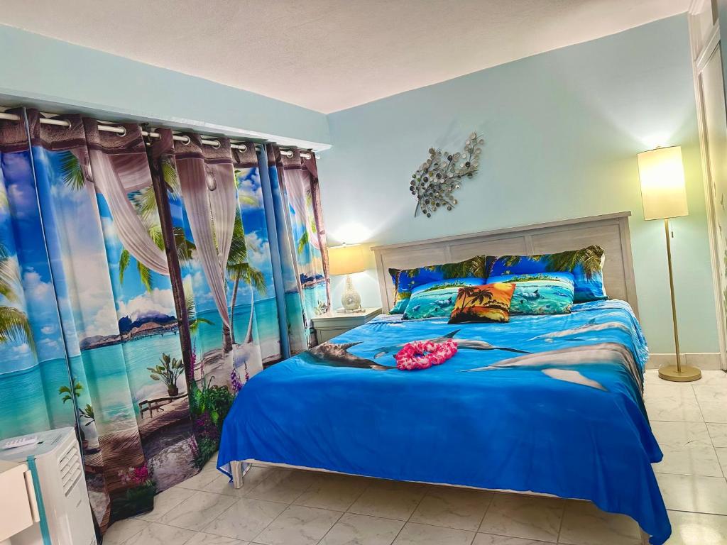 Ein blaues Bett mit einer Frau, die darauf liegt. in der Unterkunft WAIKIKI 2 BEDROOMS, 1 BATH, FREE PARKING, SLEEP 6 in Honolulu