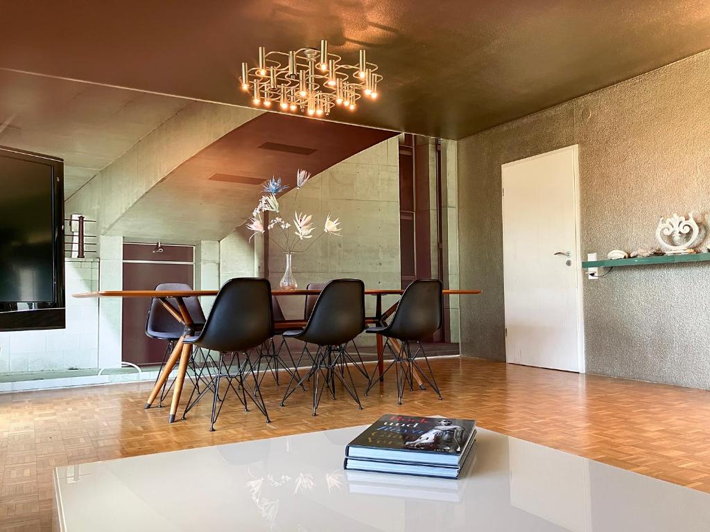 ein Esszimmer mit einem Tisch und Stühlen in der Unterkunft Designerwohnung nahe Stuttgart Messe und Flughafen in Filderstadt