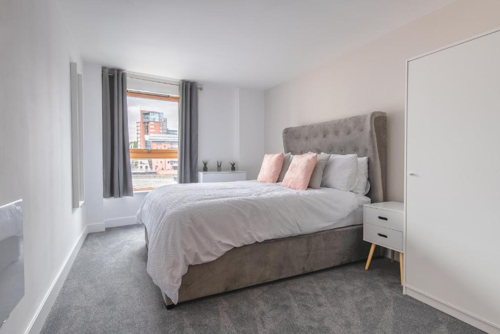 Stunning City Centre Water VIews 2 Bed 2 Bath FREE PARKING 6
