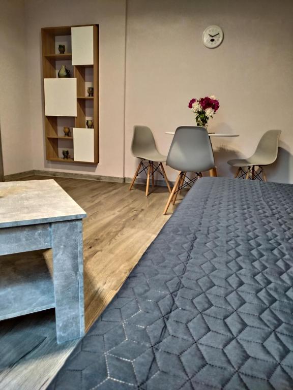 Zimmer mit einem Tisch, 2 Stühlen und einem Tisch in der Unterkunft Motel Vega in Sezimovo Ústí