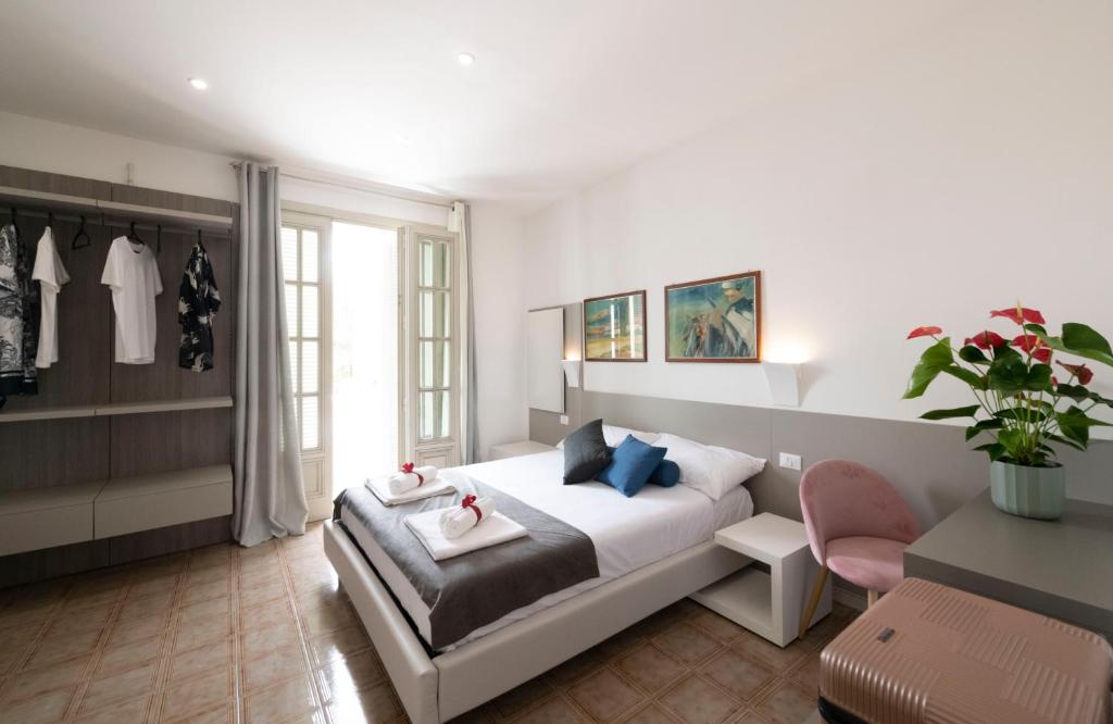 a hotel room with a bed and a chair at B&B D'Amely in Melendugno