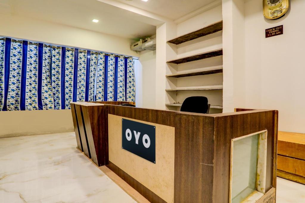 um escritório com uma secretária com um sinal de vox em OYO 82287 Hotel Dream 1 Inn em Rāipur