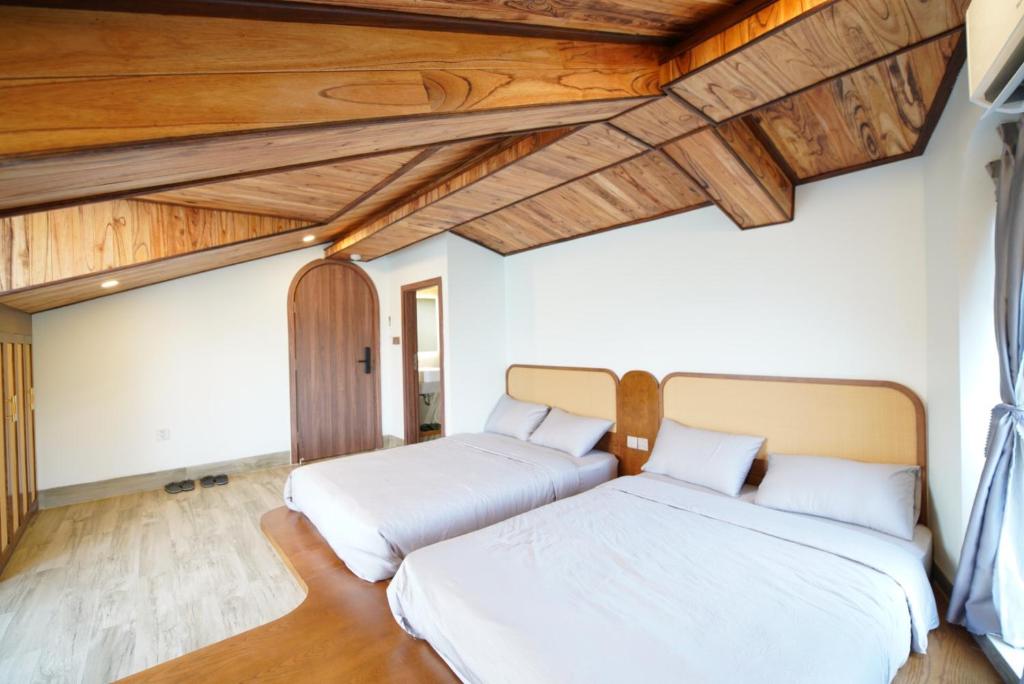 Postel nebo postele na pokoji v ubytování The Coral Homestay & Pub